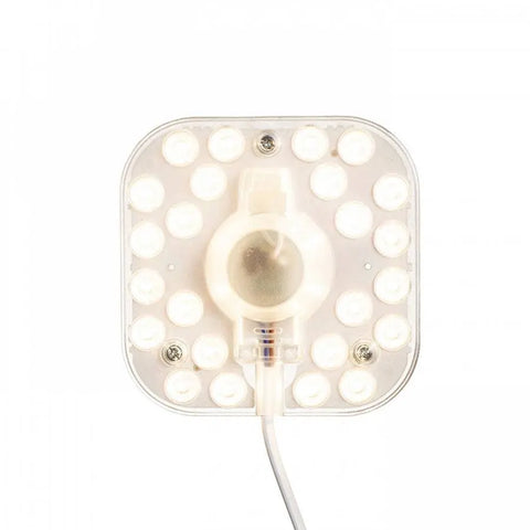 Lähikuva LED Modul SQ 10 vara-LED-moduulista, jossa on magneettikiinnikkeet.
