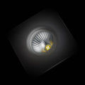 KAY SQ LED-valon lähikuva tummassa taustassa – valaisimen LED-valonlähde kirkkaana ja terävänä tummalla taustalla, täydellinen kohdevalaistukseen.