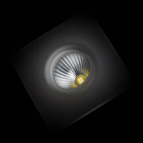 KAY SQ LED-valon lähikuva tummassa taustassa – valaisimen LED-valonlähde kirkkaana ja terävänä tummalla taustalla, täydellinen kohdevalaistukseen.