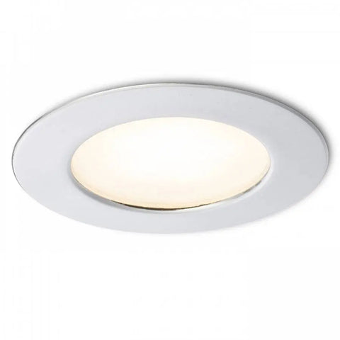 INEZ R LED-valaisin, valkoinen tausta – Pyöreä ja ohut krominen INEZ R LED-valaisin valkoisella taustalla, täydellinen huomaamaton ratkaisu sisätiloihin.