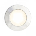 INEZ R LED-valaisin, päällä valo – INEZ R LED-valaisin sytytettynä, kromikehys ja lämmin valkoinen valo luovat miellyttävän tunnelman moderniin sisustukseen.