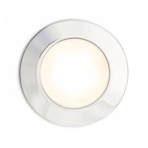 INEZ R LED-valaisin, päällä valo – INEZ R LED-valaisin sytytettynä, kromikehys ja lämmin valkoinen valo luovat miellyttävän tunnelman moderniin sisustukseen.