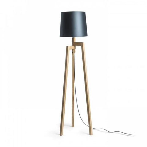Petroolinsininen/hopea PVC CONNY 35/30 varjostin, asennettuna WOODY-lattiavalaisimen jalustalle, moderni ja elegantti valaistusratkaisu olohuoneeseen.