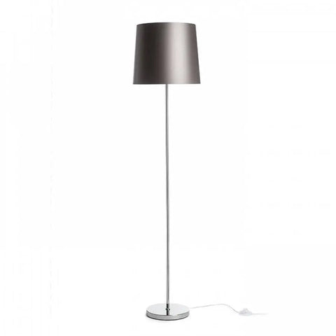Kyyhkynharmaa/hopea PVC CONNY 35/30 varjostin, asennettuna modernille lattiavalaisimen jalustalle, tyylikäs ja ajaton valinta olohuoneeseen.