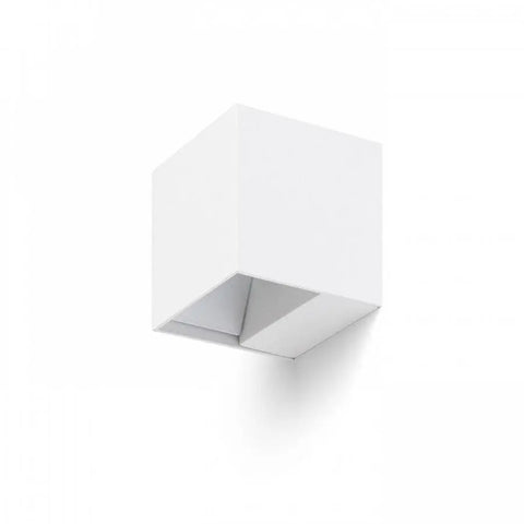 Valkoinen CARRE-seinävalaisin edestäpäin, minimalistinen muotoilu.