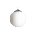 LUNA 25 riippuvalaisin valkoisella opaalilasikuvulla, elegantti design ja läpinäkyvä kaapeli.
