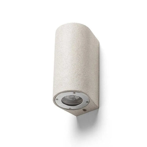 Betoninen GRANITA II seinävalaisin, vaalean graniitin värinen, GU10-pohja kahdelle LED-valonlähteelle, asennettuna ulkoseinälle.