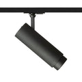 Musta FOCUS 20 LED valonheitin sivulta katsottuna kiskossa – Kuva mustasta FOCUS 20 LED-valaisimesta kiinnitettynä kiskoon sivusta.