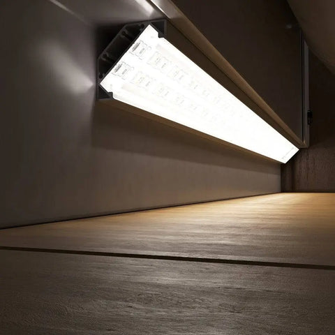 LED-profiili J kulmaan asennettuna alakaappiin, tasainen valaistus ja moderni ilme.